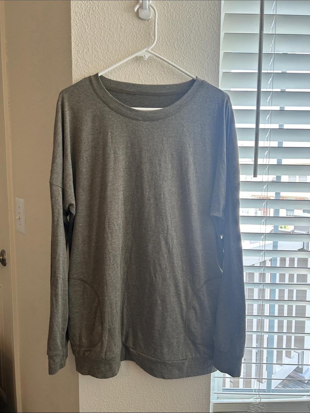 Women’s Crewneck long sleeve with pockets